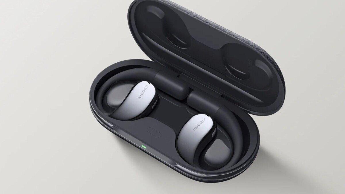 Беспроводные наушники Xiaomi OpenWear Stereo внутри чехла