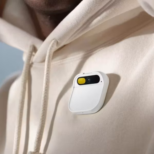 Камера и датчик Humane AI Pin на светлом свитере