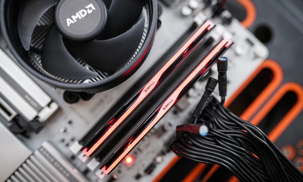 Модуль оперативной памяти DDR6 на материнской плате с охлаждением AMD Ryzen и кулером