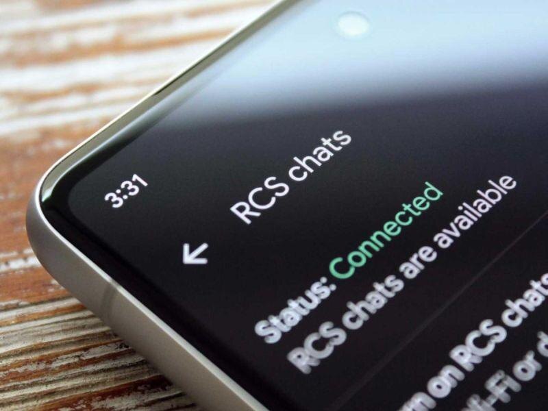 Экран iPhone показывает чат RCS в мессенджере