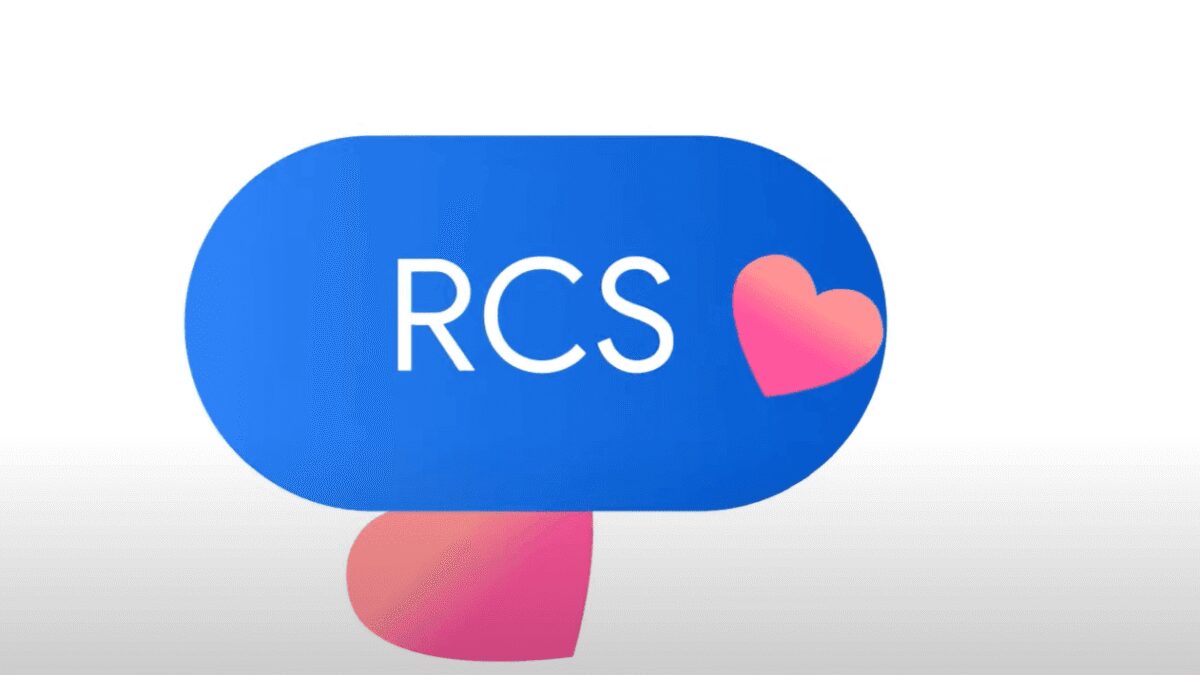 Диски виниловые на стенде с металлическими крючками