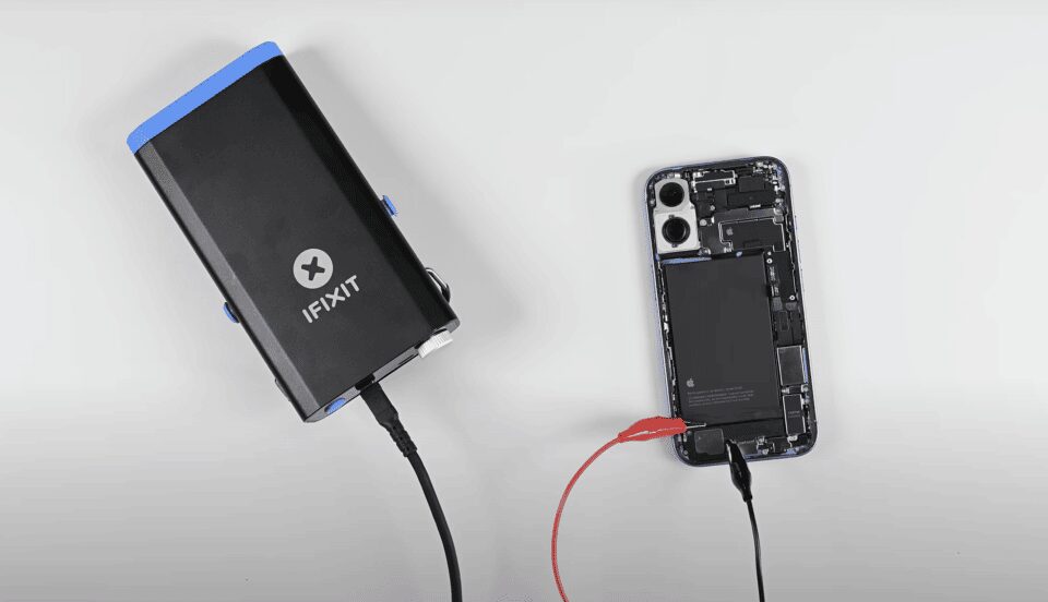 Разобранный iPhone 16 с внутренними компонентами и батареей