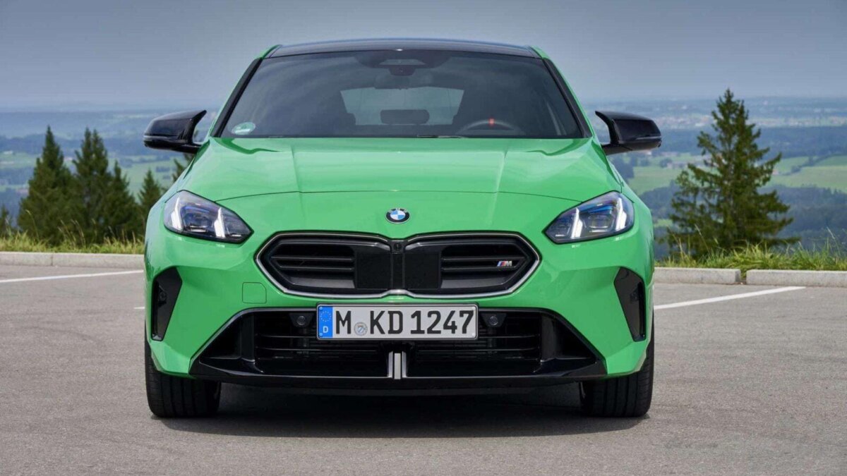 BMW 1 Series получит фирменные подсвечиваемые решетки радиатора Iconic Glow с 2025 года 3 2024 bmw m135 signal green 40