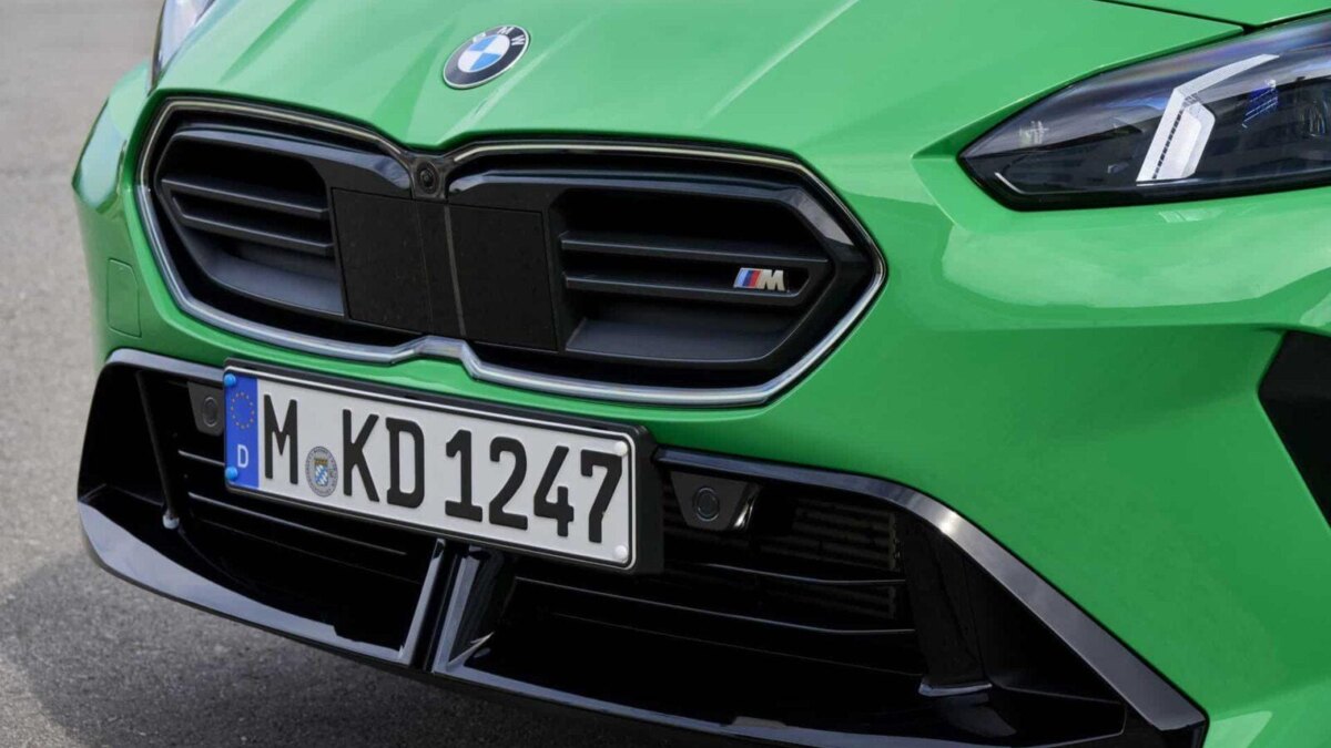 BMW 1 Series получит фирменные подсвечиваемые решетки радиатора Iconic Glow с 2025 года 5 2024 bmw m135 signal green 55