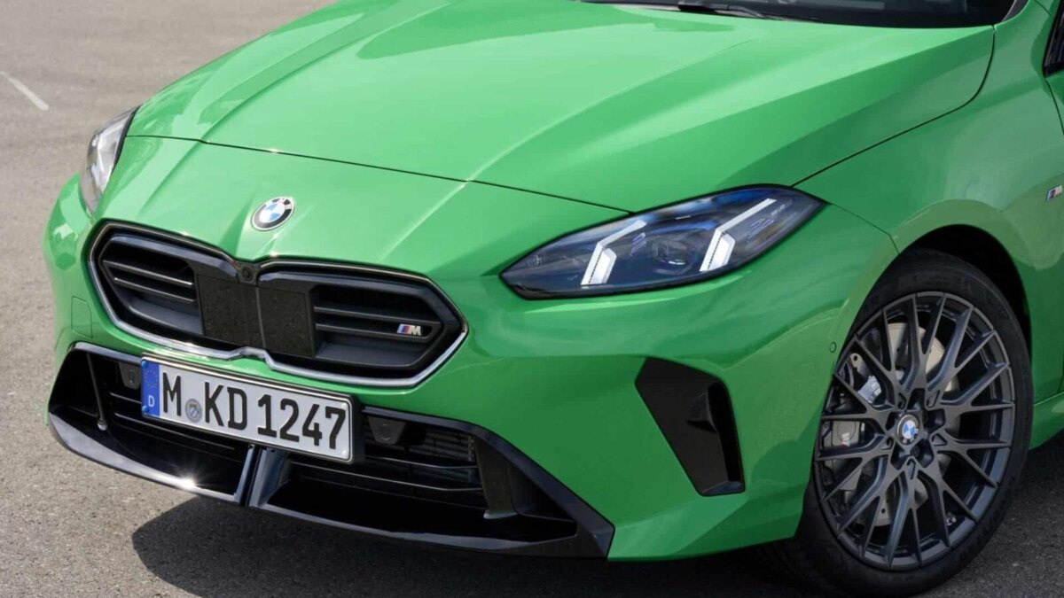 BMW 1 Series получит фирменные подсвечиваемые решетки радиатора Iconic Glow с 2025 года 4 2024 bmw m135 signal green 70