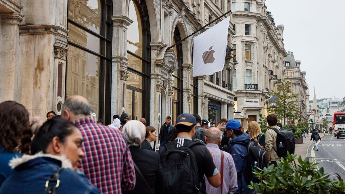 Очередь из людей у магазина Apple с флагом iPhone 16