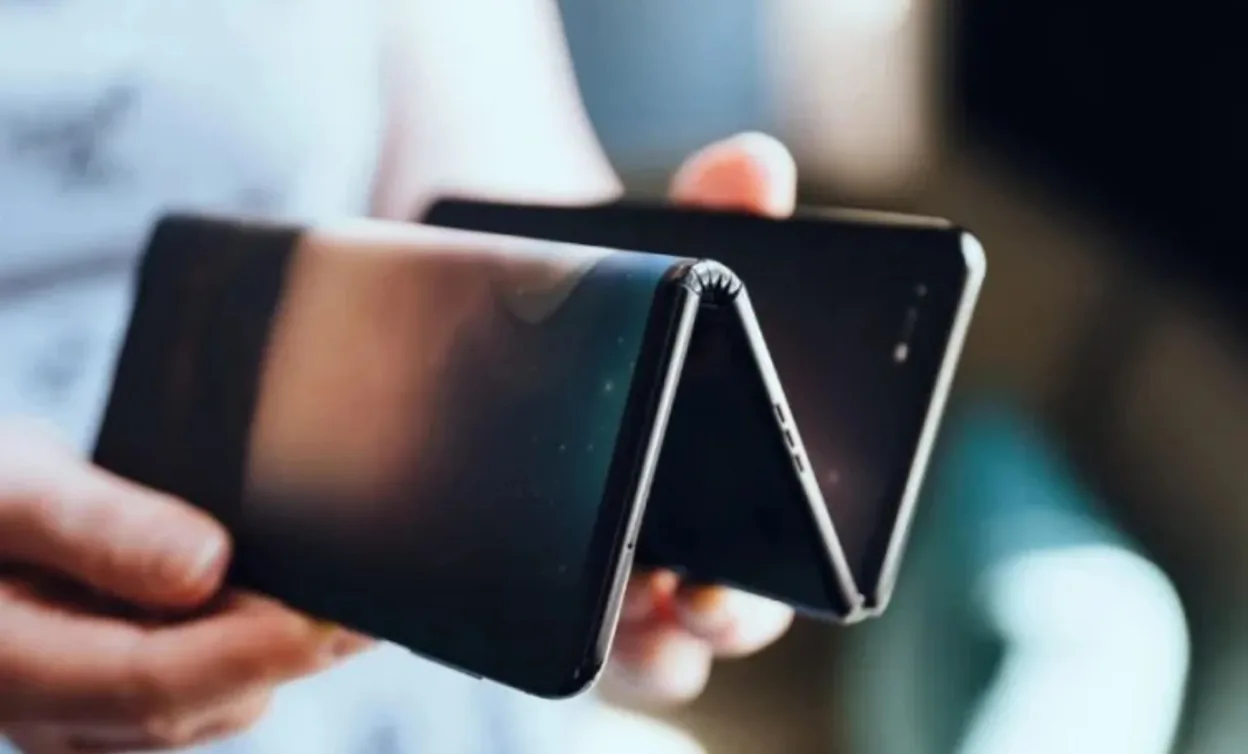 Huawei готовится к выпуску первого в мире тройного складного смартфона 2 huawei trifodling qp95.1248.jpg