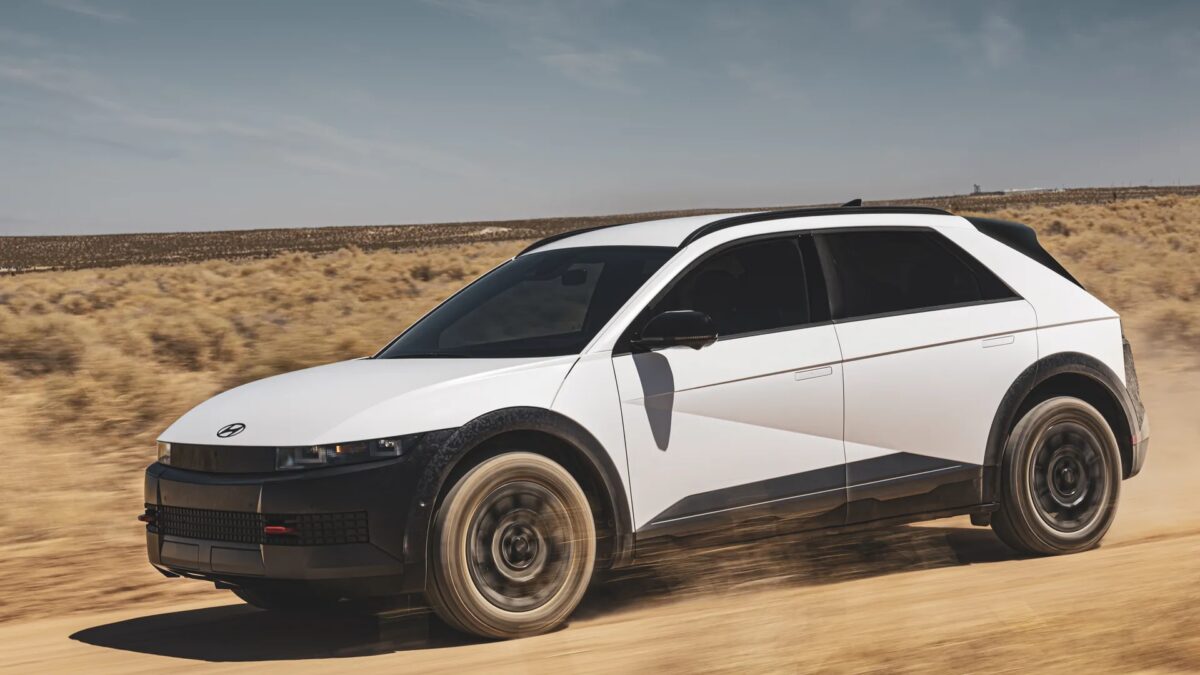 Электромобиль Hyundai Ioniq 5 на грунтовой дороге