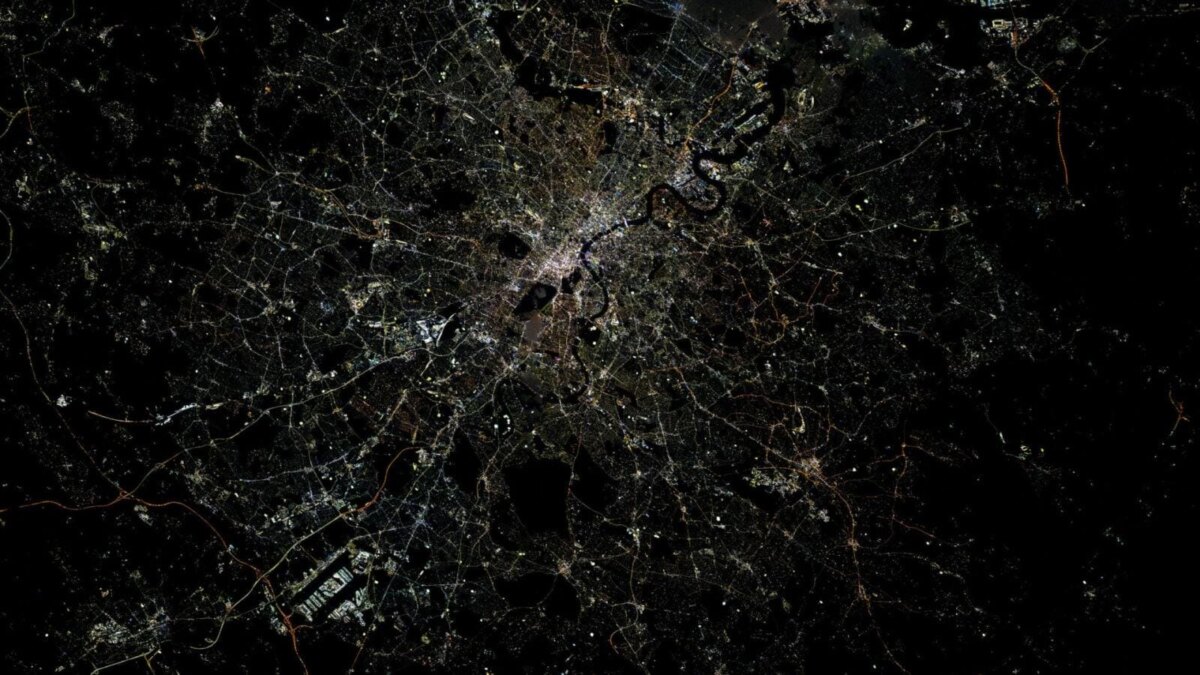 Астронавт запечатлел «струящихся серебряных змей» 5 Астронавт