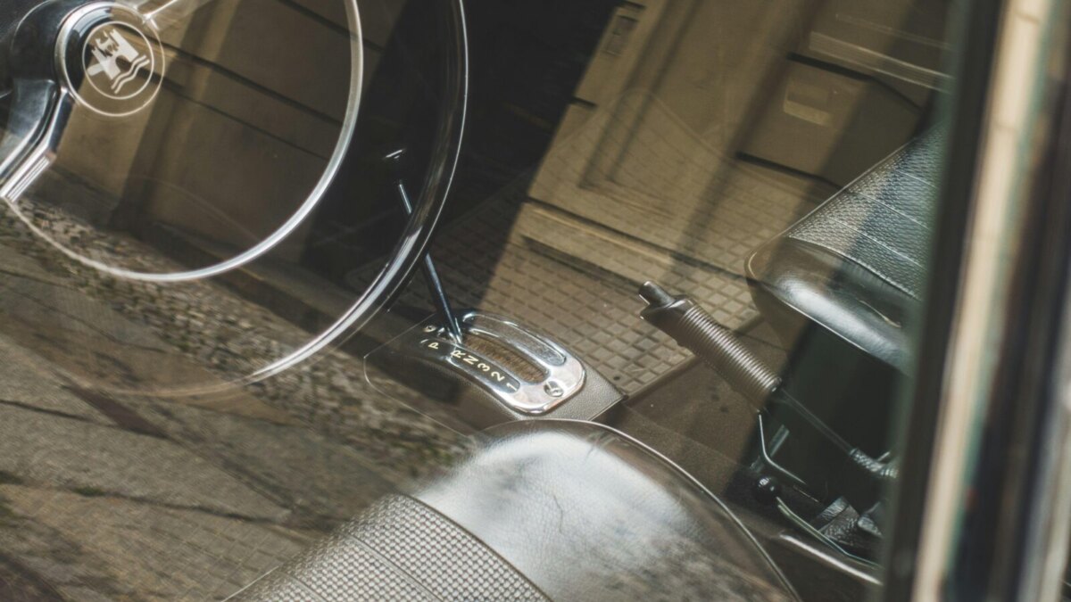 Нужно ли использовать «ручник» на автомобиле с МКПП или достаточно оставлять на передаче 4 patrick schopflin hxmv04v py0 unsplash scaled