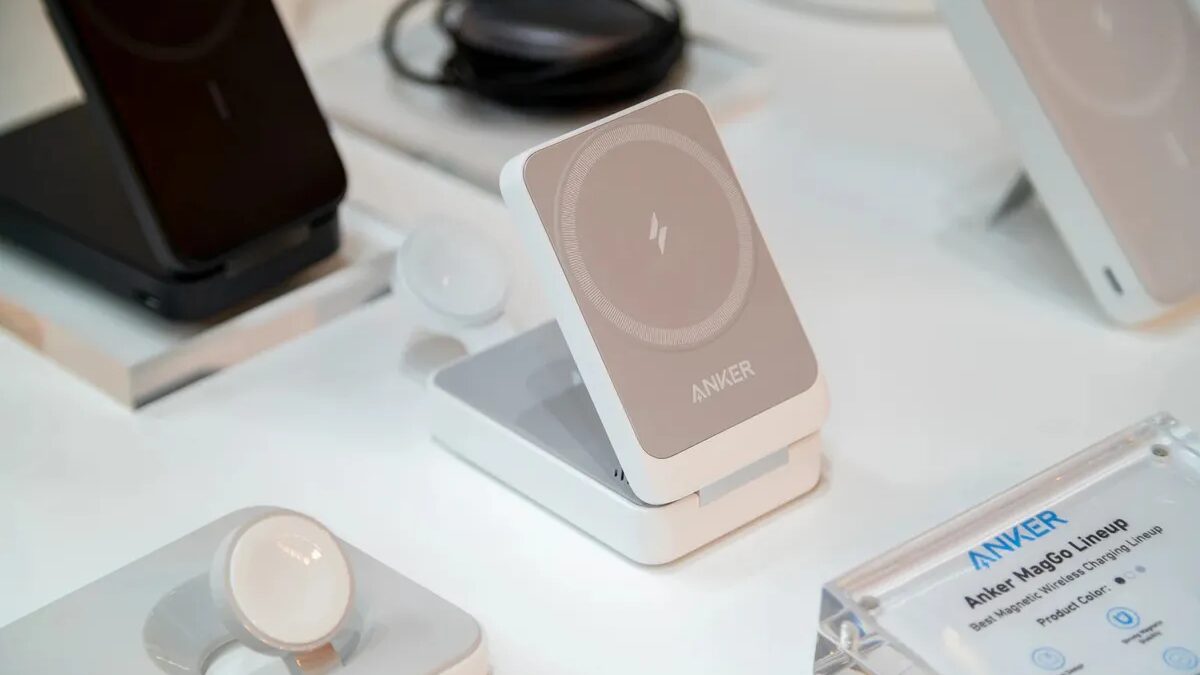Беспроводная зарядная станция Anker MagGo на дисплее