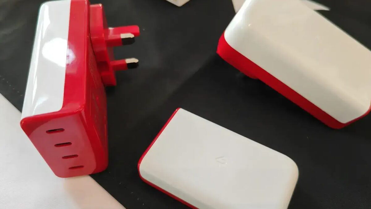 twelve south plugbug top side reviewer photo source simon hill.jpg