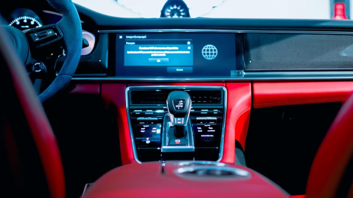 Нужно ли использовать «ручник» на автомобиле с МКПП или достаточно оставлять на передаче 5 zakariae lahkim tblsk7xpung unsplash scaled