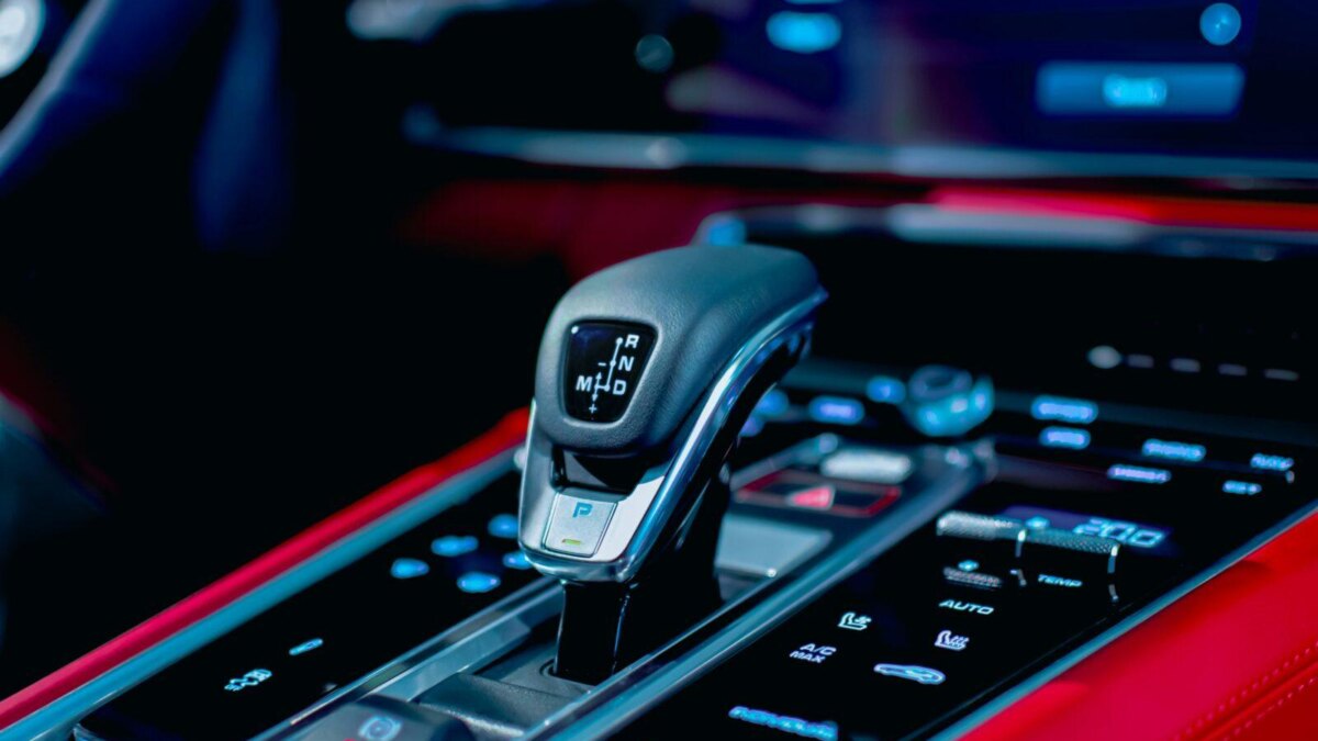 Нужно ли использовать «ручник» на автомобиле с МКПП или достаточно оставлять на передаче 3 zakariae lahkim zvz6xc35cie unsplash