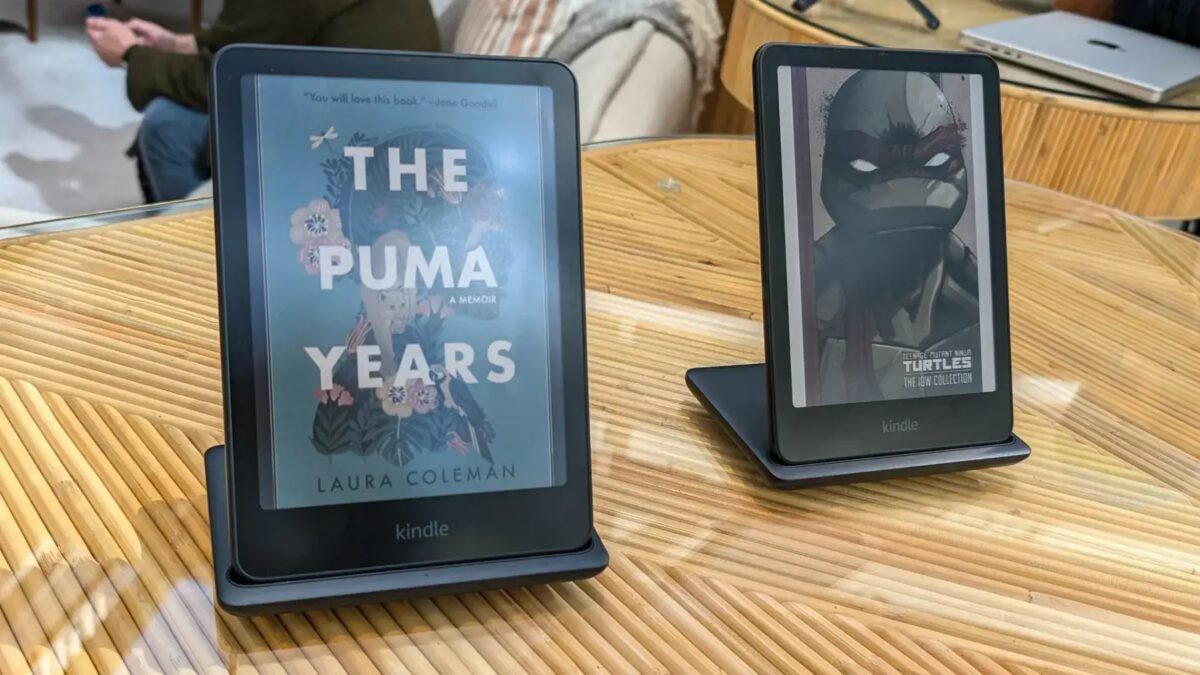 Две электронные книги Kindle Colorsoft на деревянном столе
