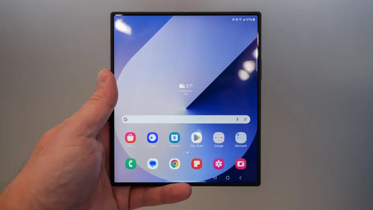 Складной смартфон Samsung Galaxy Z Fold 6 в руке сбоку
