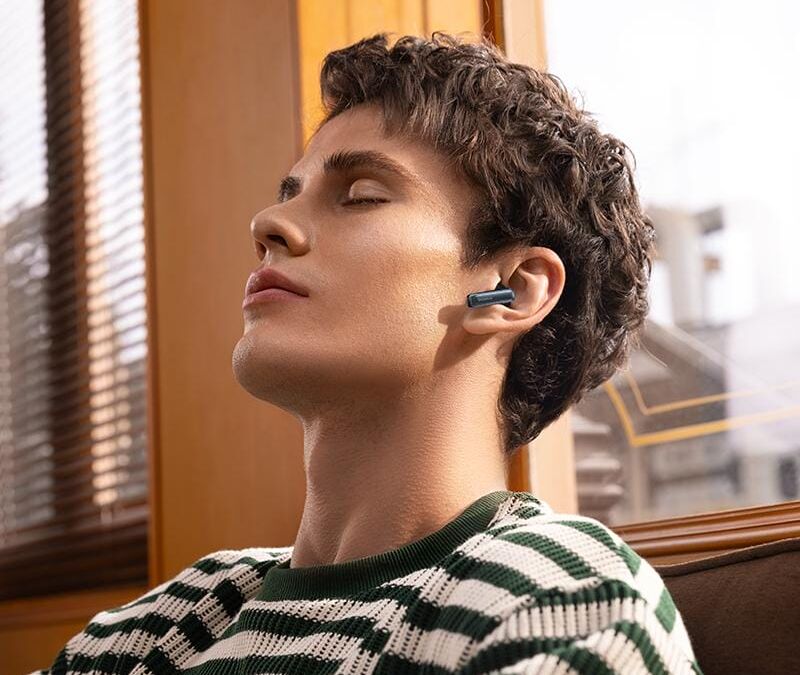 Смартфон Tecno Camon 40 с большим дисплеем и фронтальной камерой в центре экрана