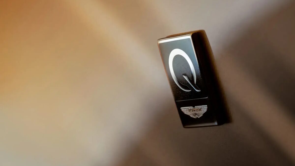 Aston Martin выпустил DB12 Goldfinger Edition в честь 60-летия фильма «Голдфингер» 22 2024 aston martin db12 goldfinger edition 100945173 h