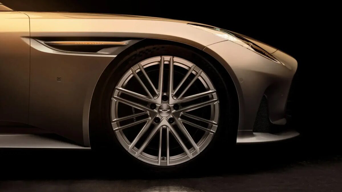 Aston Martin выпустил DB12 Goldfinger Edition в честь 60-летия фильма «Голдфингер» 15 2024 aston martin db12 goldfinger edition 100945175 h