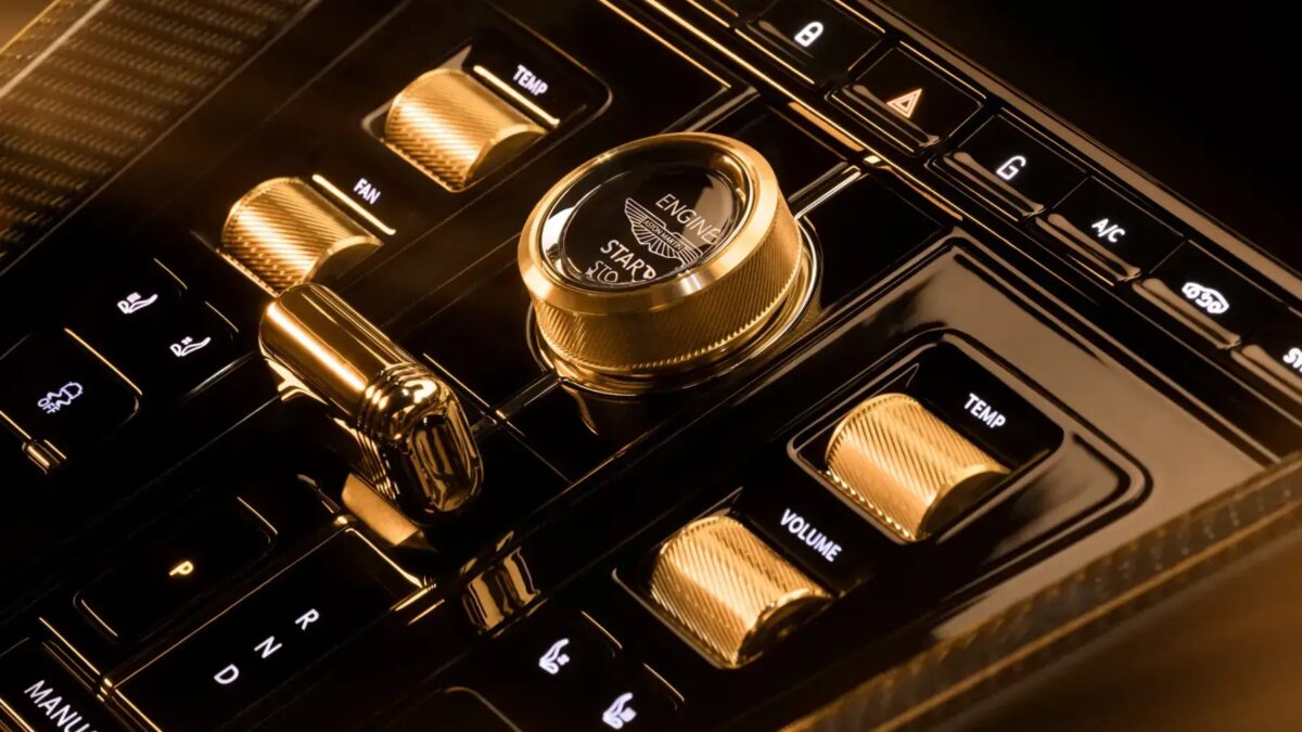 Aston Martin выпустил DB12 Goldfinger Edition в честь 60-летия фильма «Голдфингер» 17 2024 aston martin db12 goldfinger edition 100945176 h