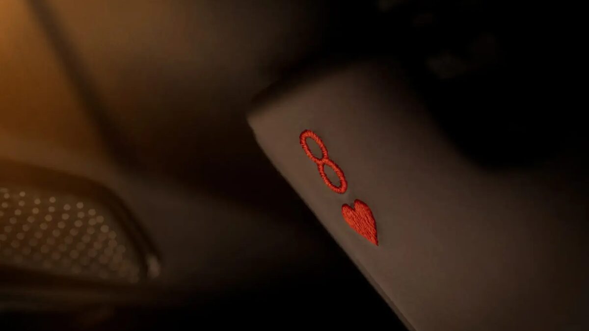 Aston Martin выпустил DB12 Goldfinger Edition в честь 60-летия фильма «Голдфингер» 19 2024 aston martin db12 goldfinger edition 100945178 h