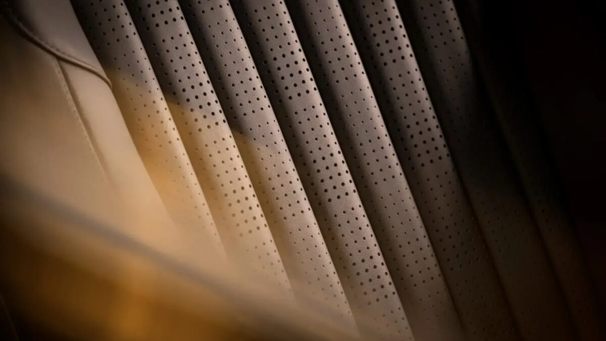 Aston Martin выпустил DB12 Goldfinger Edition в честь 60-летия фильма «Голдфингер» 20 2024 aston martin db12 goldfinger edition 100945179 h