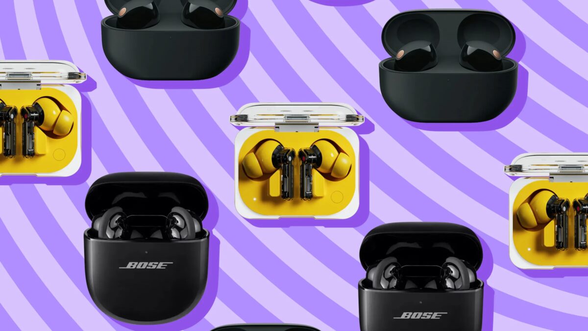 Различные модели беспроводных наушников Bose и других брендов в кейсах на ярком фоне