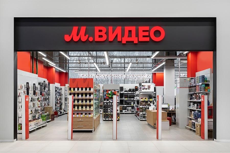 Интерьер магазина М.Видео с экспозицией электроники и продуктами Baseus