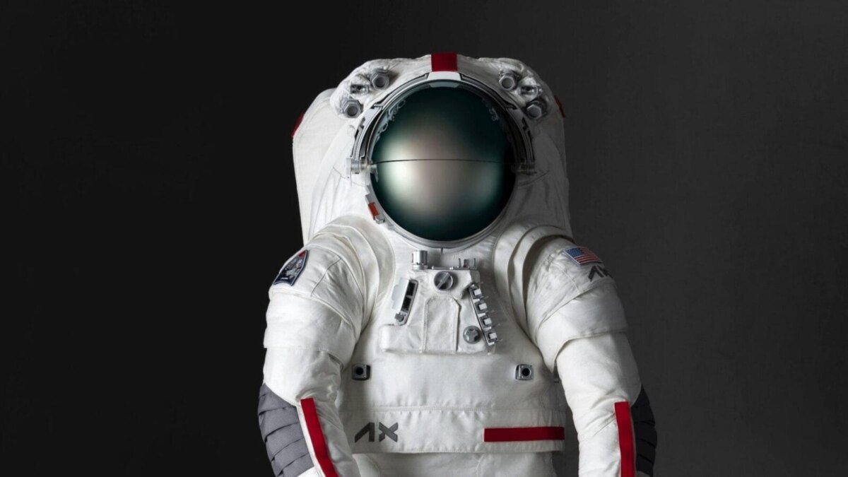 NASA и Prada анонсировали скафандр для предстоящих космических миссий 4 axemu prada spacesuit mockup 20241007 085 axedit