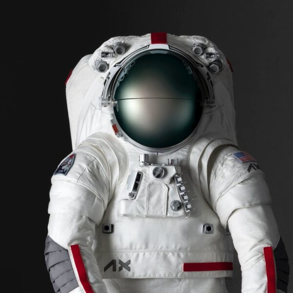 NASA и Prada анонсировали скафандр для предстоящих космических миссий (axemu prada spacesuit mockup 20241007 085 axedit)