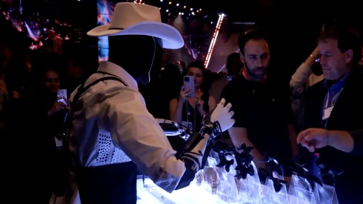 Роботы Optimus на мероприятии Tesla Cybercab оказались людьми в маскировке 1 cowboy optimus.png
