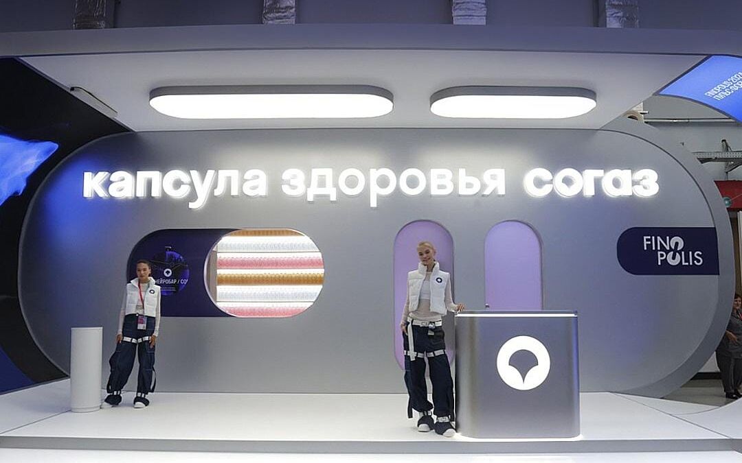 Выставочный стенд СОГАЗ на форуме FINOPOLIS с двумя женщинами-участниками