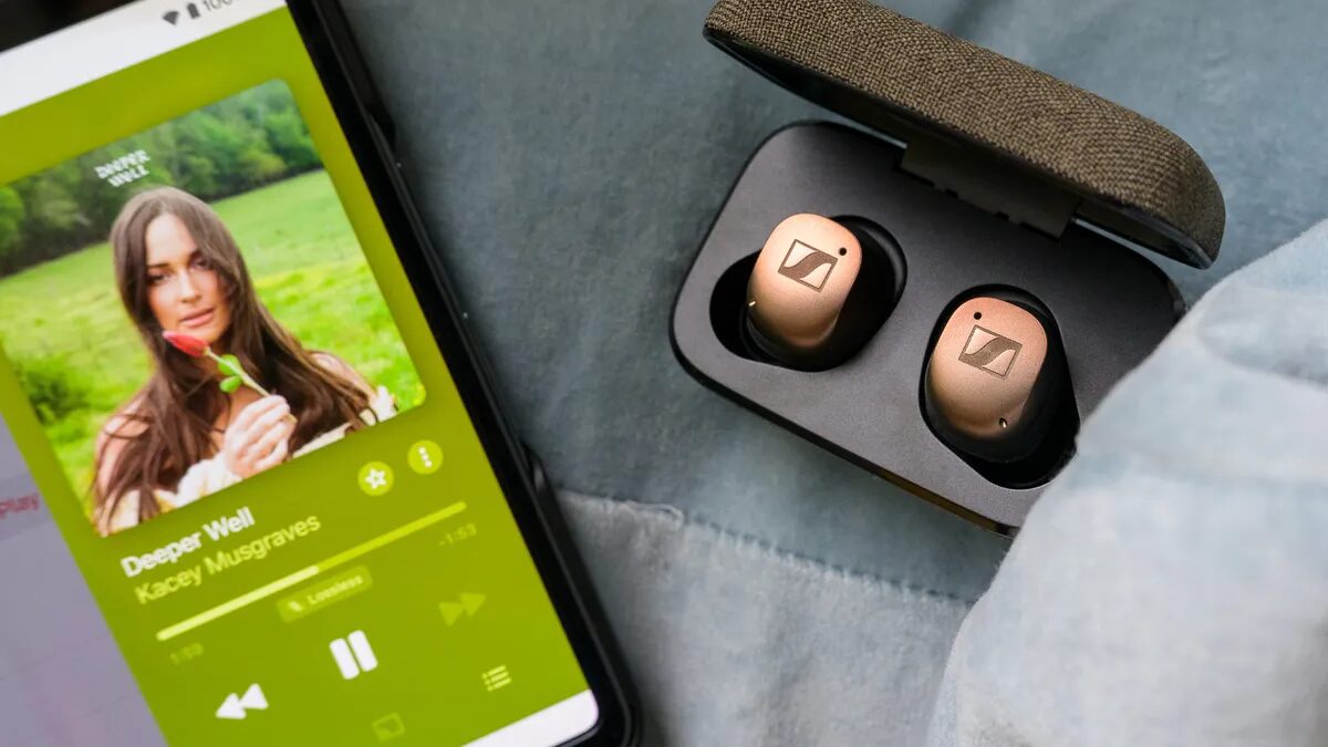 Беспроводные наушники Sennheiser внутри зарядного кейса