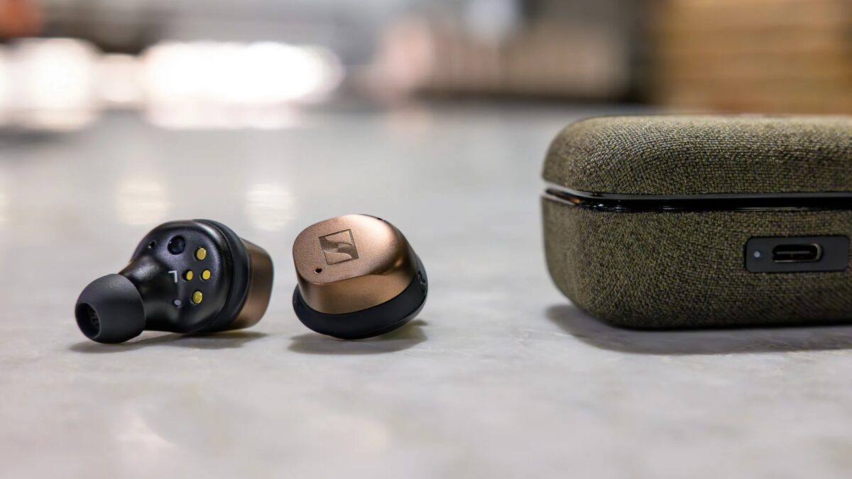 Беспроводные наушники Sennheiser и чехол для хранения