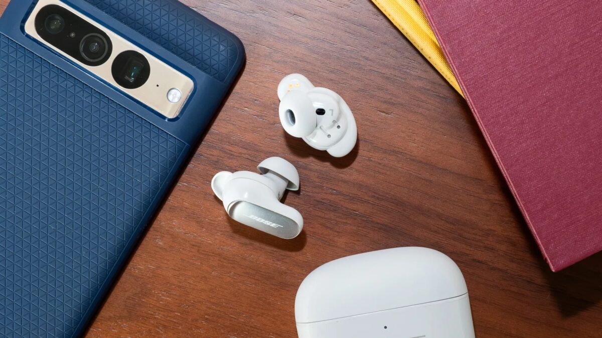 Беспроводные наушники Bose Earbuds и смартфон на столе