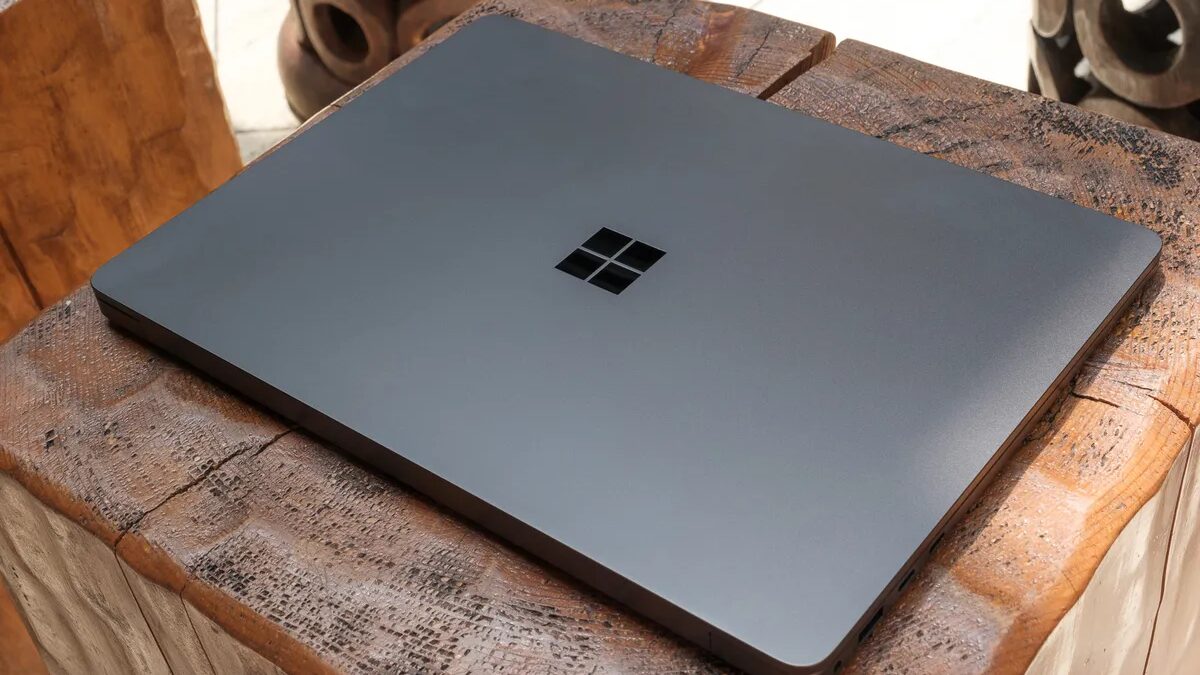 Прототип Microsoft Surface Laptop с серой крышкой и логотипом Windows на фото