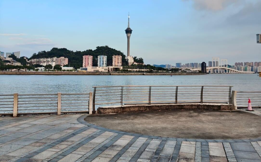 Oppo Find X8 Pro станет первым смартфоном с двойной перископической телекамерой 12 find x8 pro camera 1