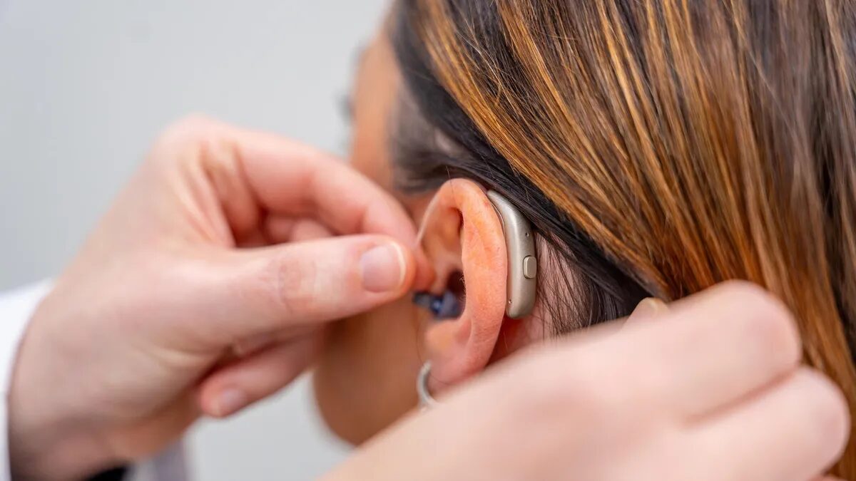 FCC требует, чтобы все мобильные телефоны были совместимы со слуховыми аппаратами 1 hearing aid gettyimages 1936884125.jpg