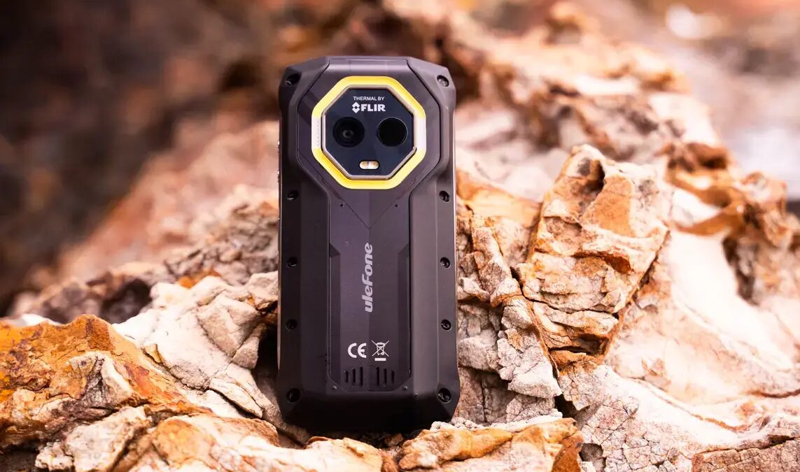 Задняя сторона смартфона Ulefone Armor Mini 20T Pro на каменистой поверхности