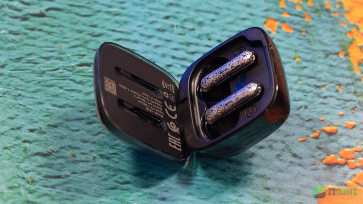 Кейс Xiaomi XBuds 3 GT с наушниками внутри ракурса