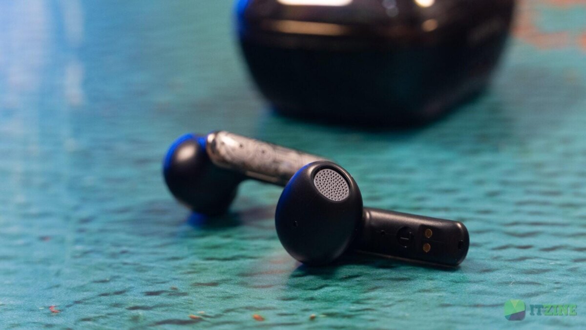 Беспроводные наушники Infinix XBuds 3 GT на поверхности