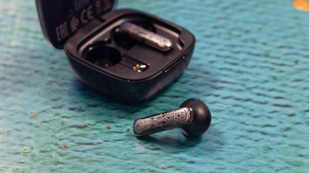 Беспроводные наушники Infinix XBuds 3 GT с зарядным кейсом и футуристичным дизайном