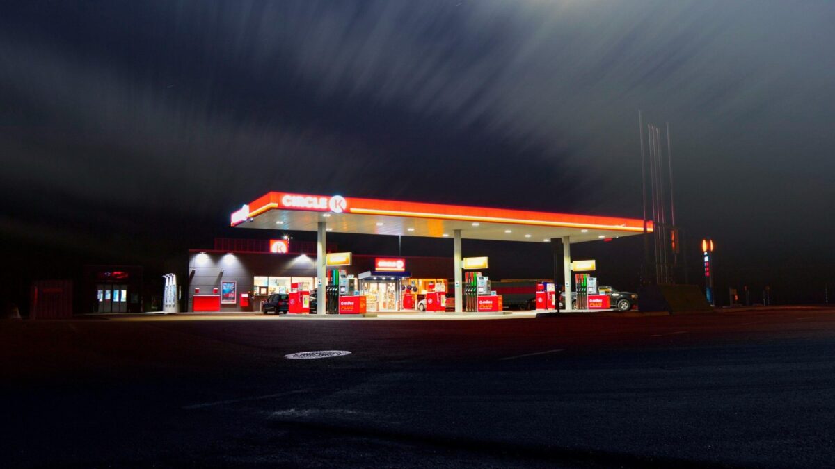 Как сэкономить на топливе: советы механика для заправки автомобиля 3 jonathan petersson eoxzfnedxow unsplash