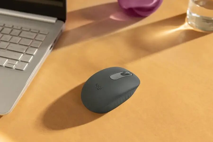Беспроводная мышь Logitech M196 на столе