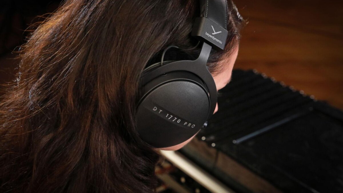 Новое поколение профессиональных студийных наушников beyerdynamic DT 1770 PRO MKII и DT 1990 PRO MKII 8 pic dt1770pro mkii 24 09 recording v2