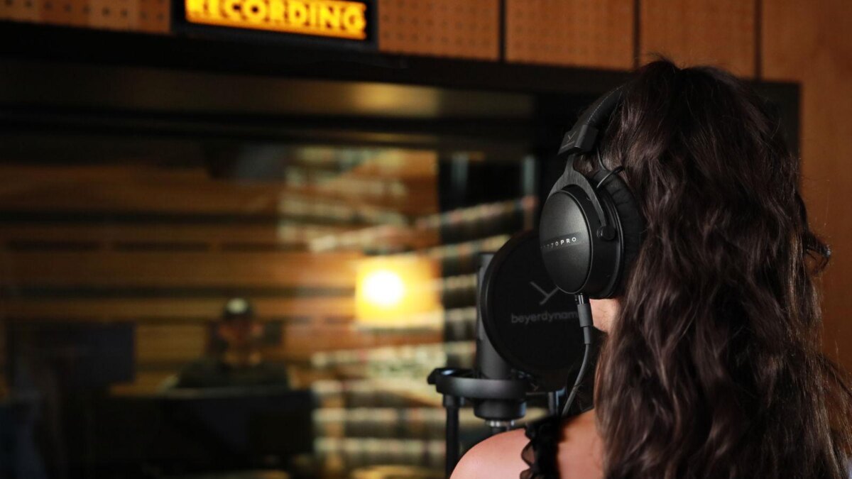 Новое поколение профессиональных студийных наушников beyerdynamic DT 1770 PRO MKII и DT 1990 PRO MKII 11 pic dt1770pro mkii 24 09 recording v3