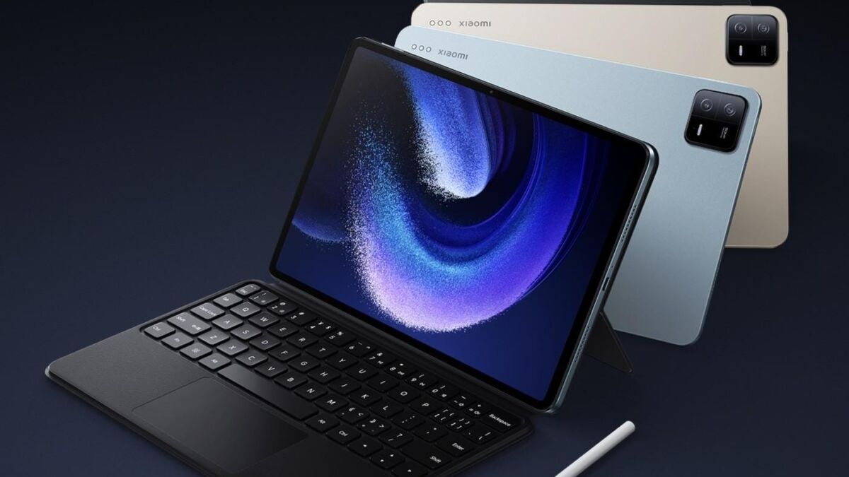 Планшет Redmi с клавиатурой и стилусом на темном фоне
