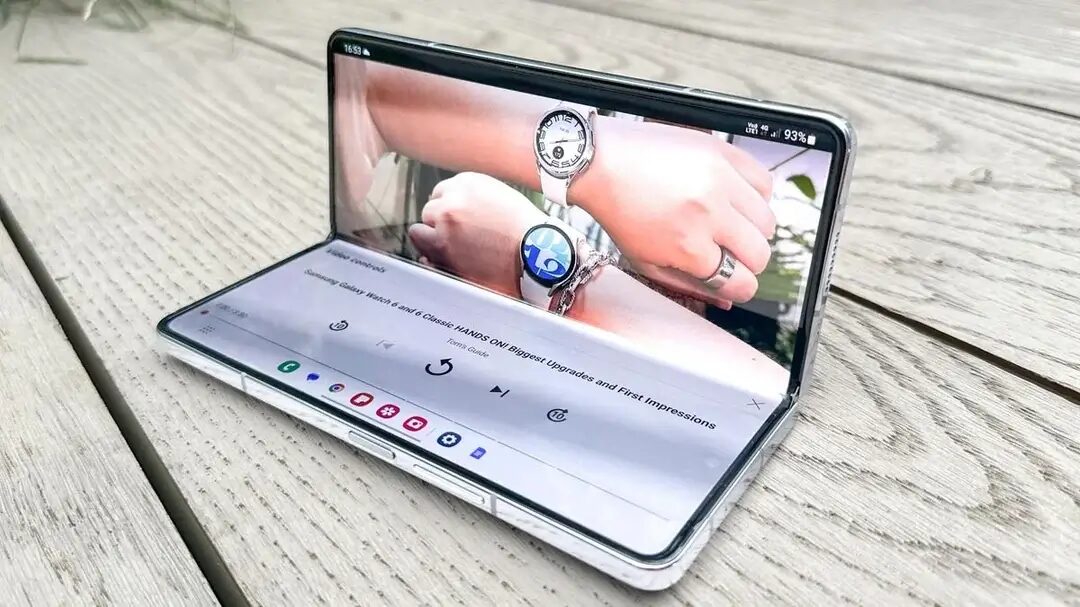 Складной смартфон Samsung с открытым дисплеем и интерфейсом