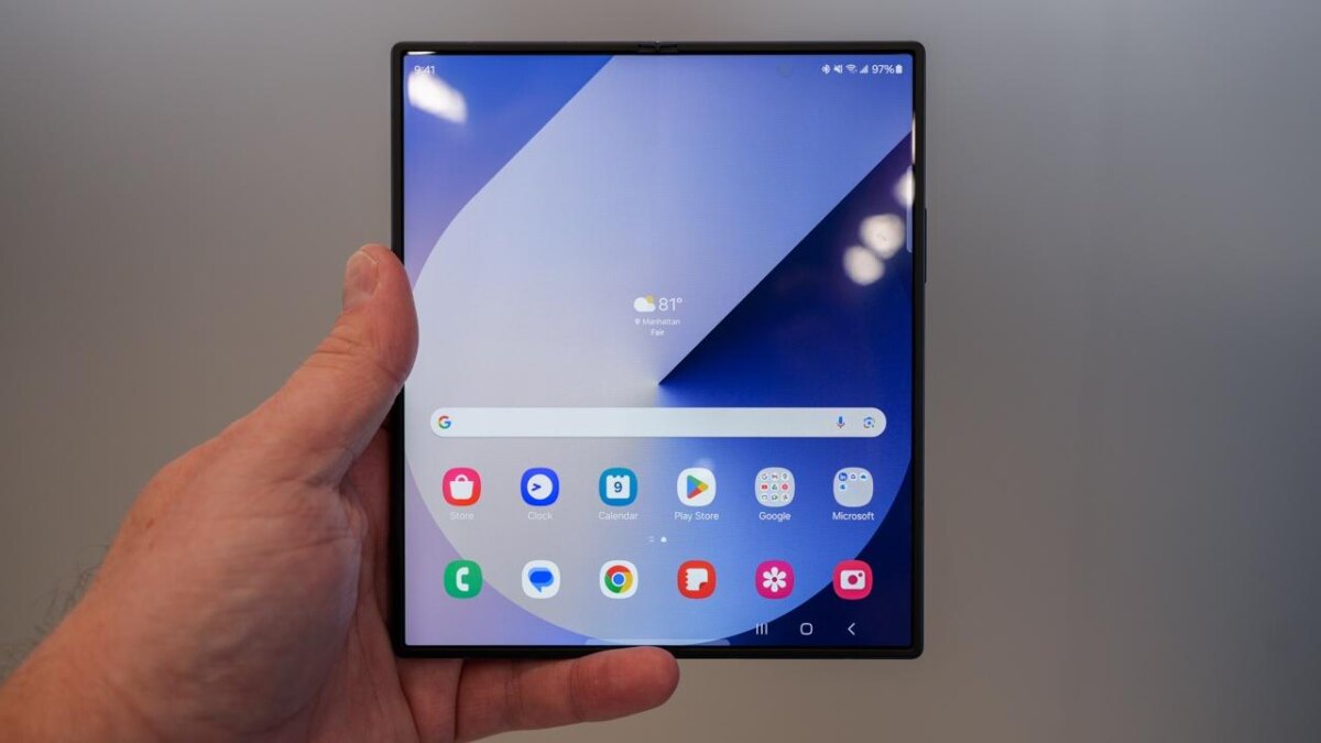 Samsung Galaxy Z Fold 6 со складным дисплеем в руке, фронтальный вид