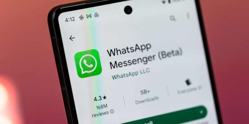 В WhatsApp можно будет смотреть прошлые статусы, как в социальных сетях (whatsapp takes a page from its social media siblings with easy access to past status updates.webp)